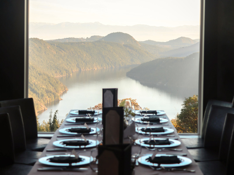 A finely set table at the Villa Eyrie overlooking mountiains and ocean.
